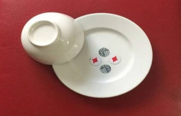 Chơi bài blackjack trong sảnh của một khách sạn hạng Ok9 - Ok9